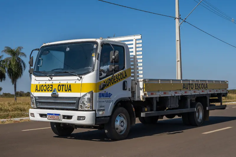 Caminhão utilizado nas aulas para CNH Categoria C em Três Lagoas